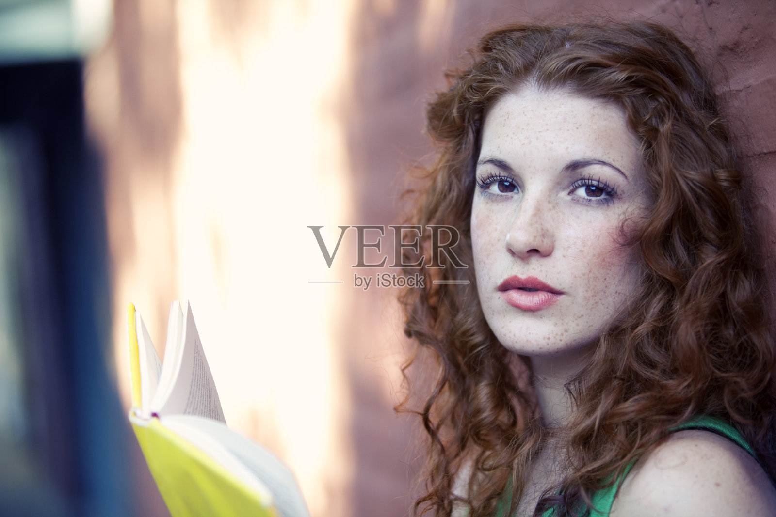 拿着书的年轻女子照片摄影图片