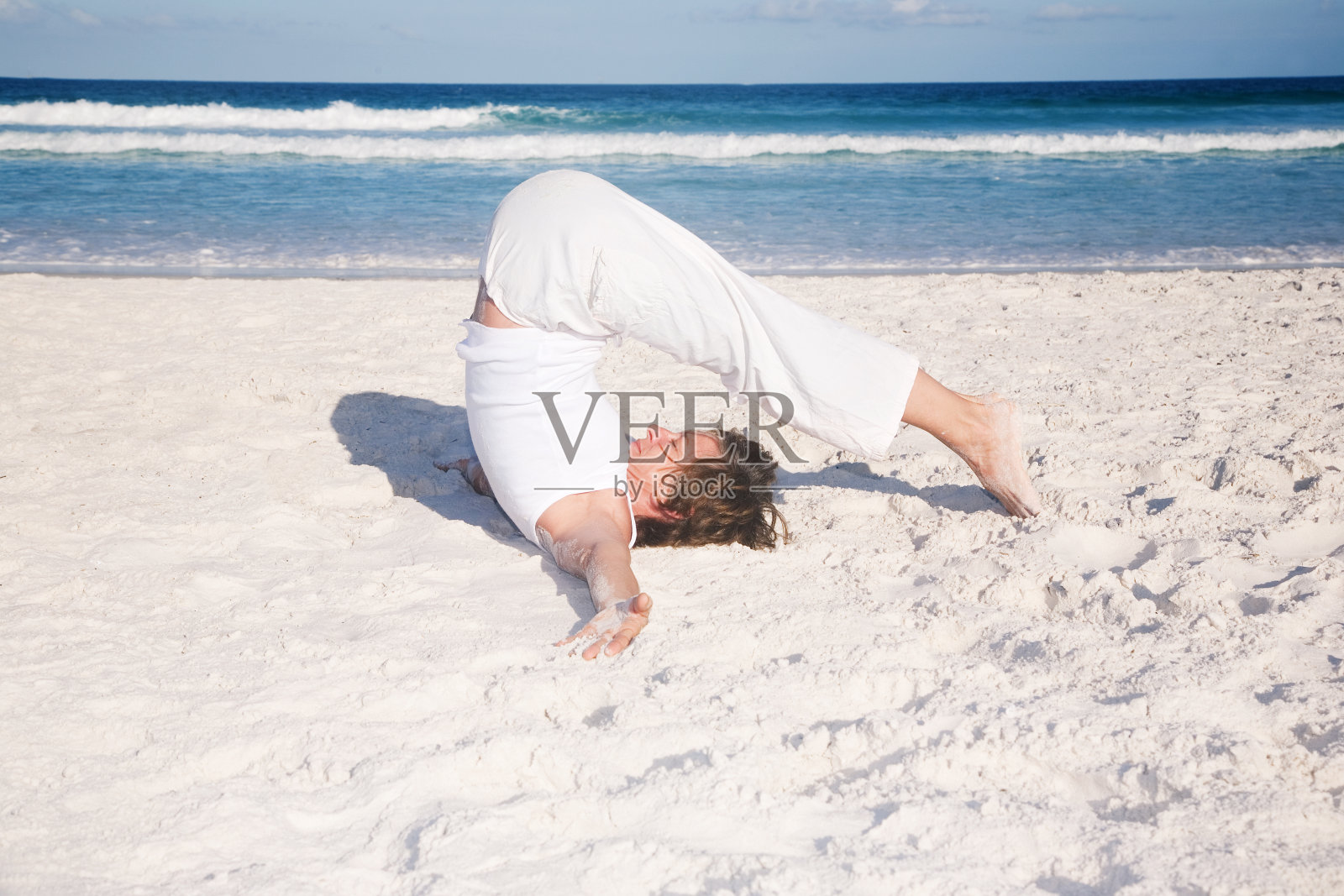 海滩上的瑜伽照片摄影图片