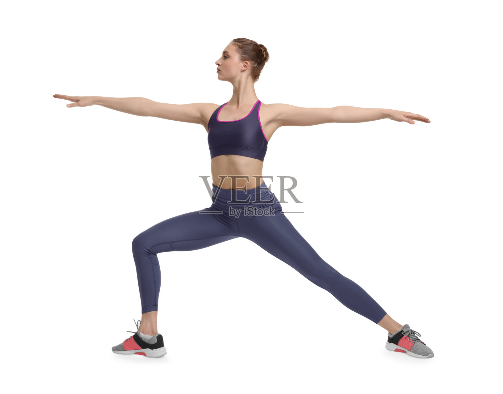 年轻女子在白色背景上练习瑜伽照片摄影图片