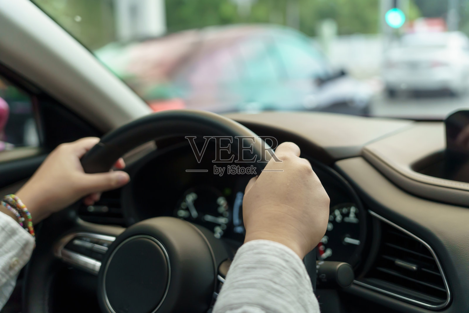 开车的女人。女孩很高兴开车，手握方向盘，看着路照片摄影图片