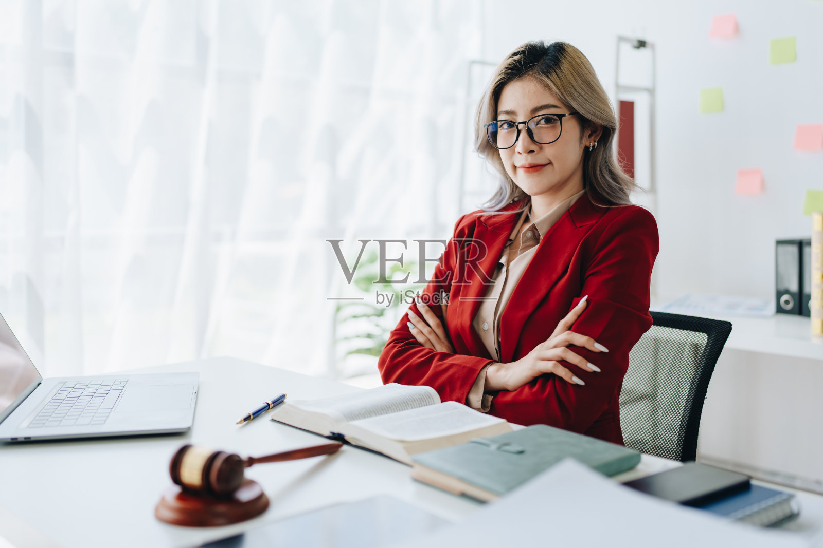 一位亚洲女律师在出庭前研究客户诉讼的肖像照片摄影图片