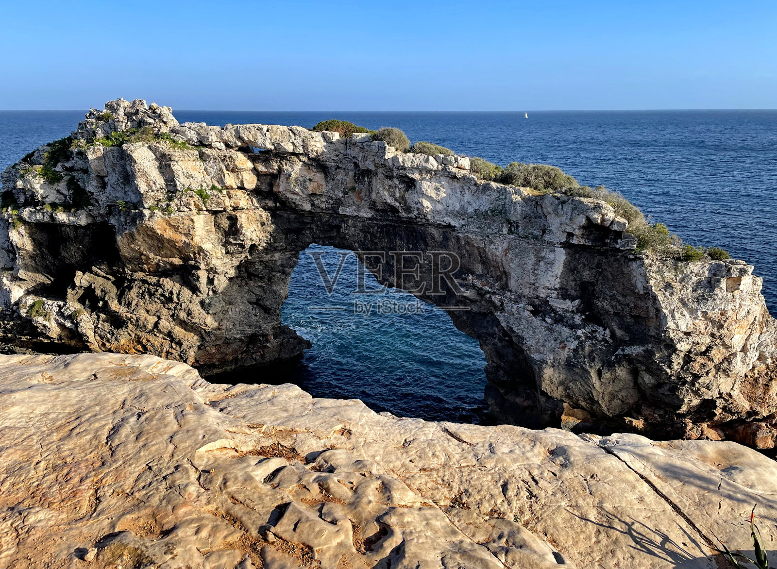 Es Pontas是西班牙马略卡岛的一座天然石拱或桥照片摄影图片