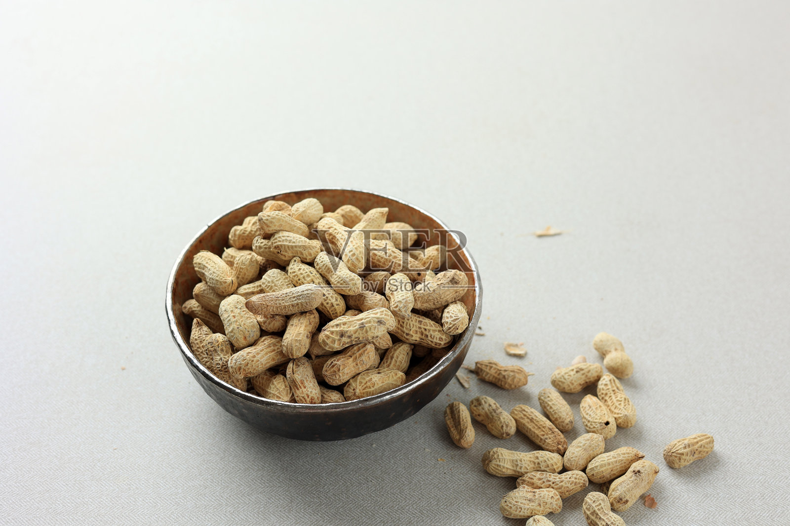 陶瓷碗上的烤花生照片摄影图片