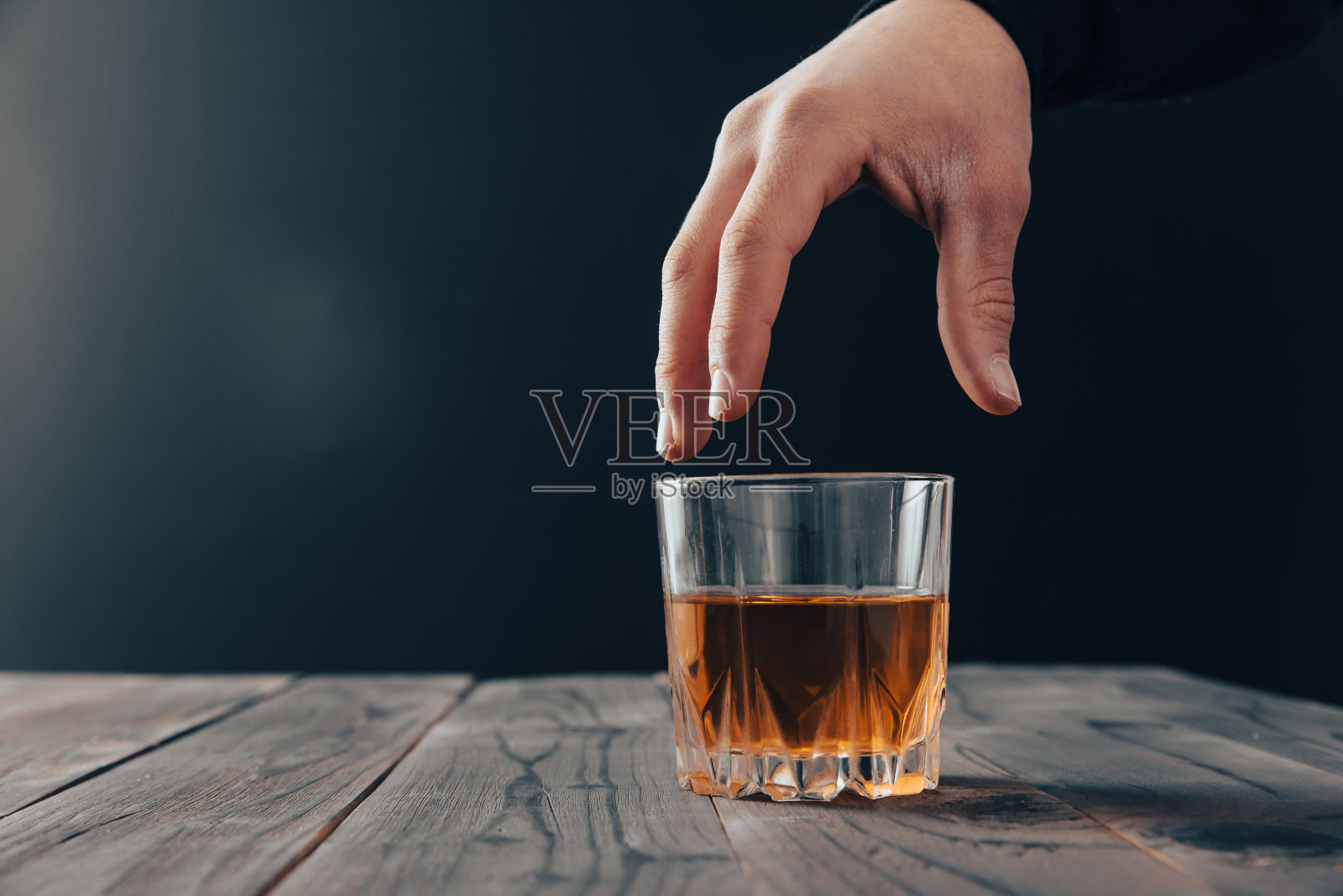 拿着一杯威士忌的男人照片摄影图片