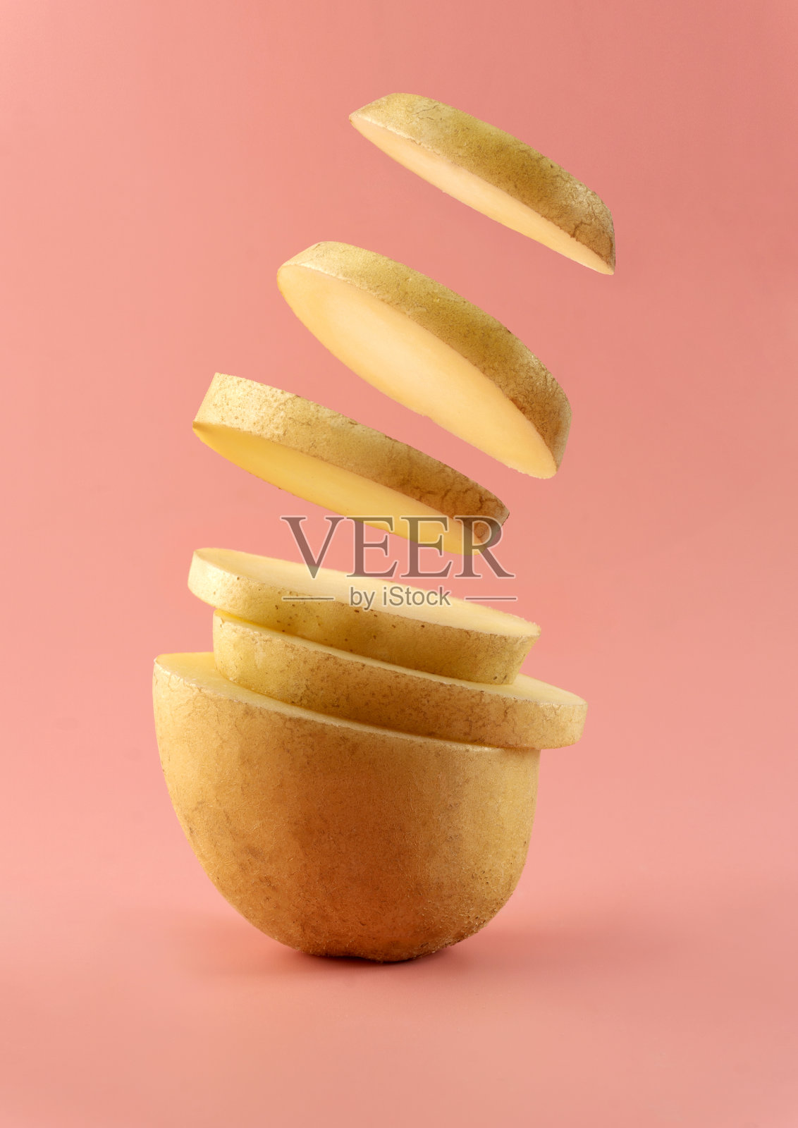 土豆和土豆片。照片摄影图片