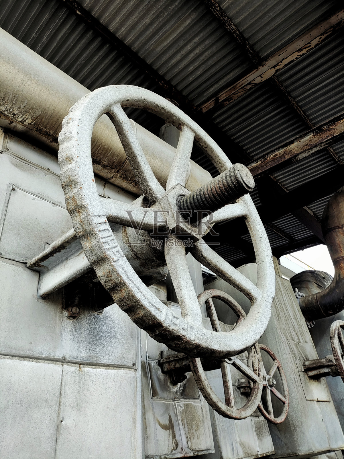 处理蒸汽阀门用于工业管道系统，热蒸汽管道技术照片摄影图片