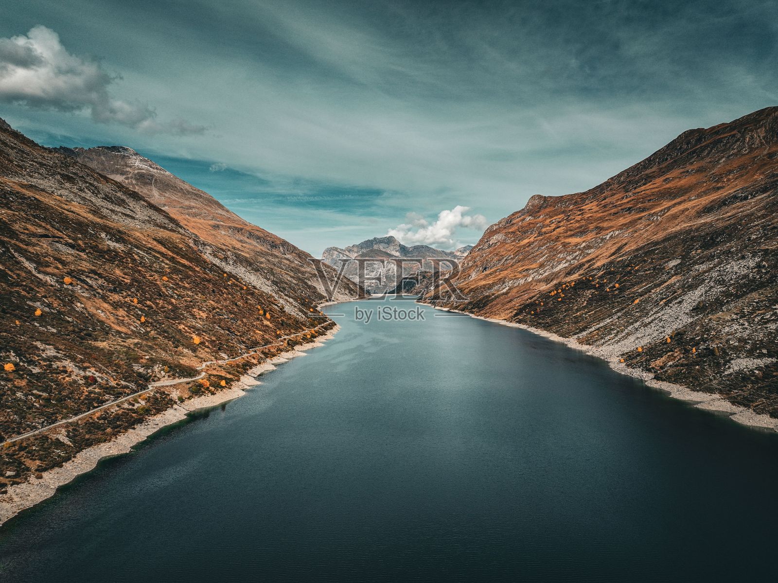 在意大利蒙特斯普卢加的一个阴天，俯瞰一个被群山环绕的宁静湖泊照片摄影图片