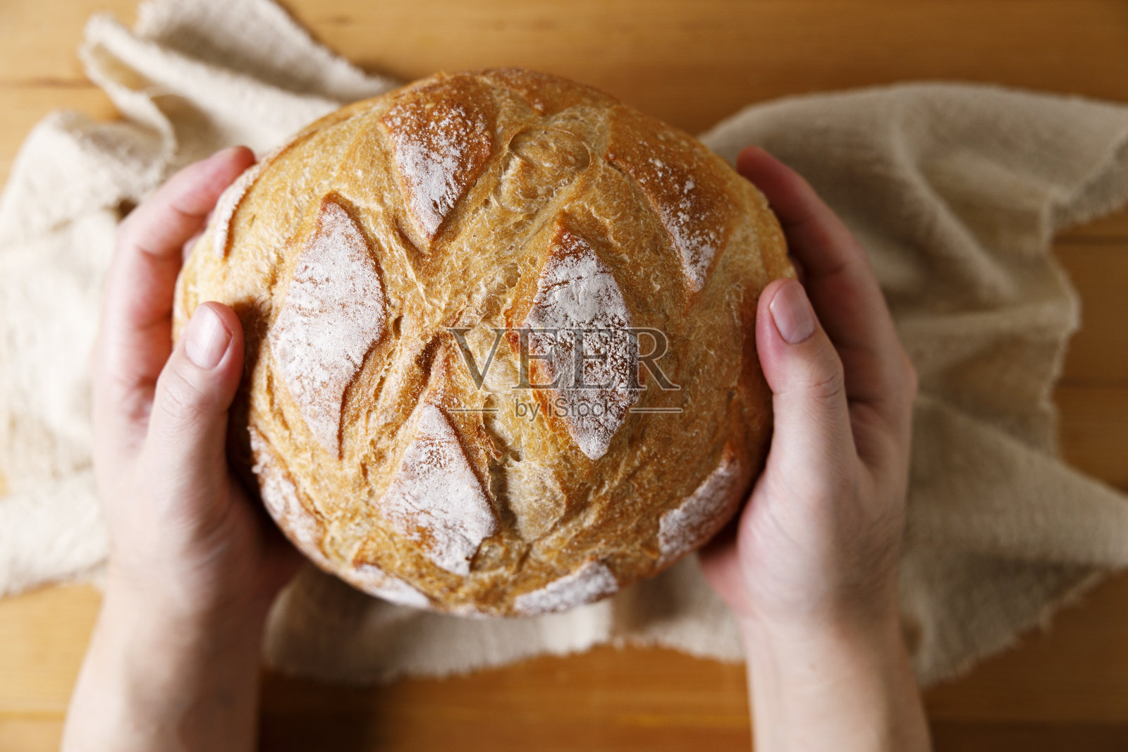 木桌上的乡村面包特写。照片摄影图片