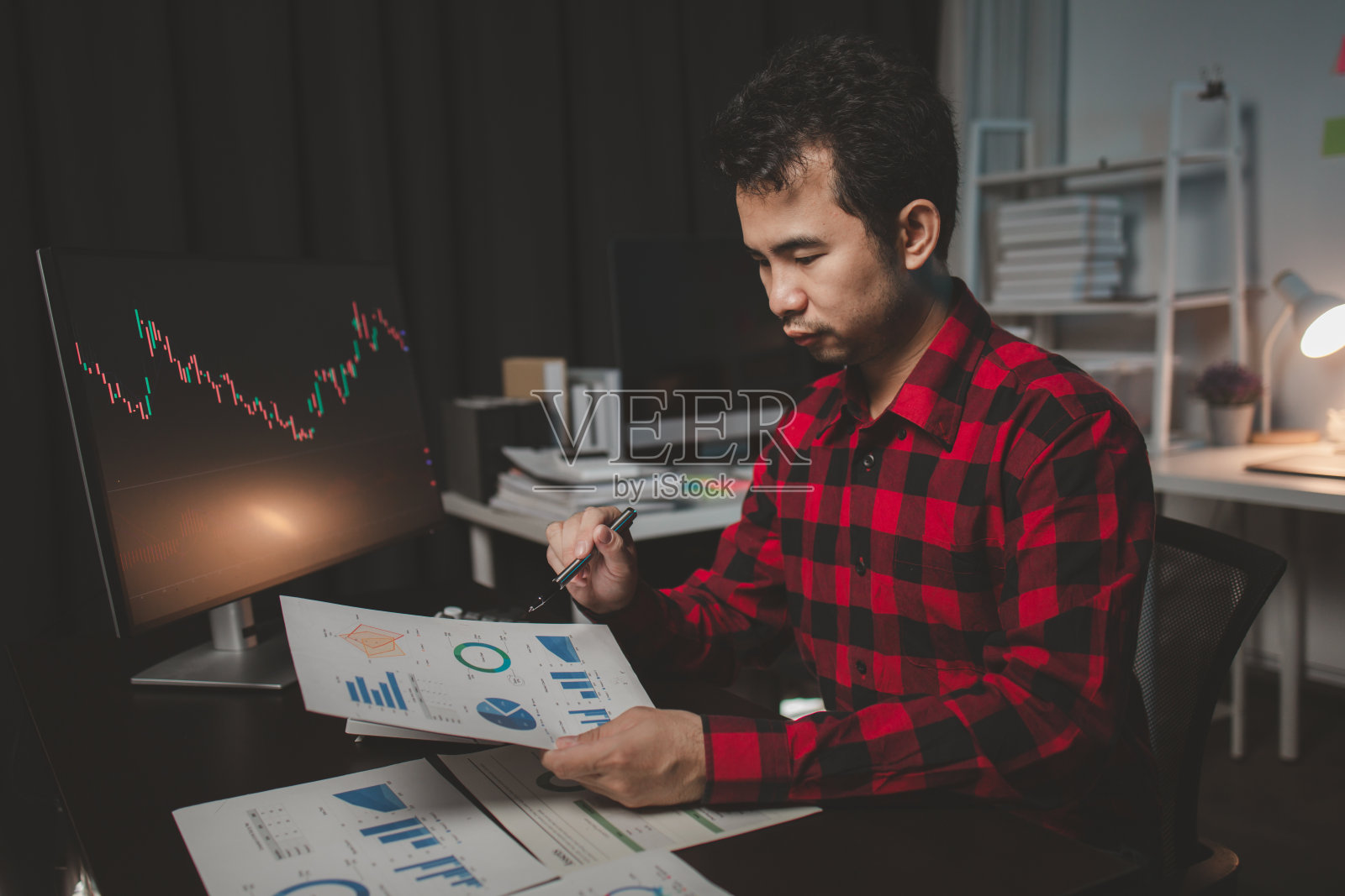 股票投资者用股票行情图屏，股票波动分析，商人买卖股票盈利，股票行情波动图屏，盈利交易分析。照片摄影图片