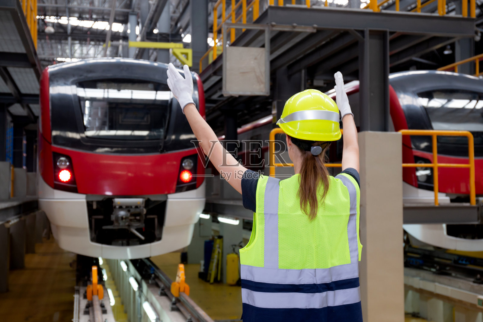 年轻的白人工程师或工人在车站、交通和基础设施的规划维修中进行信号和检查电力列车，检查员检查服务运输。照片摄影图片