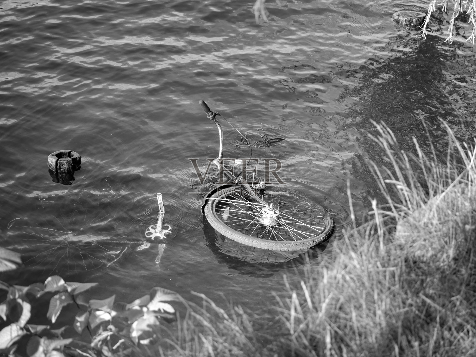 一辆被扔进河里的自行车照片摄影图片