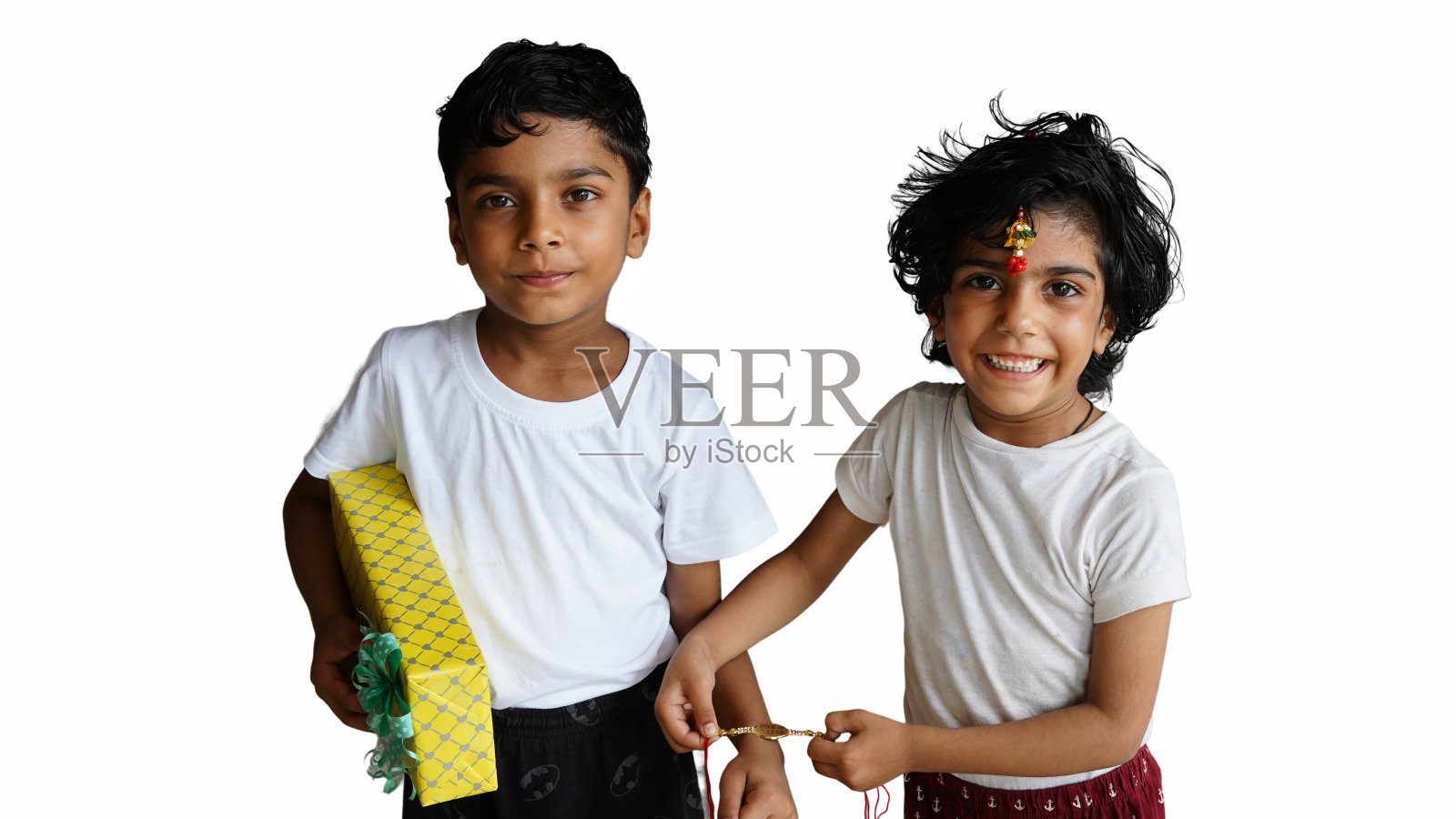 Raksha Bandhan或Bhai Dooj节，青少年孤立地站在白色背景上照片摄影图片