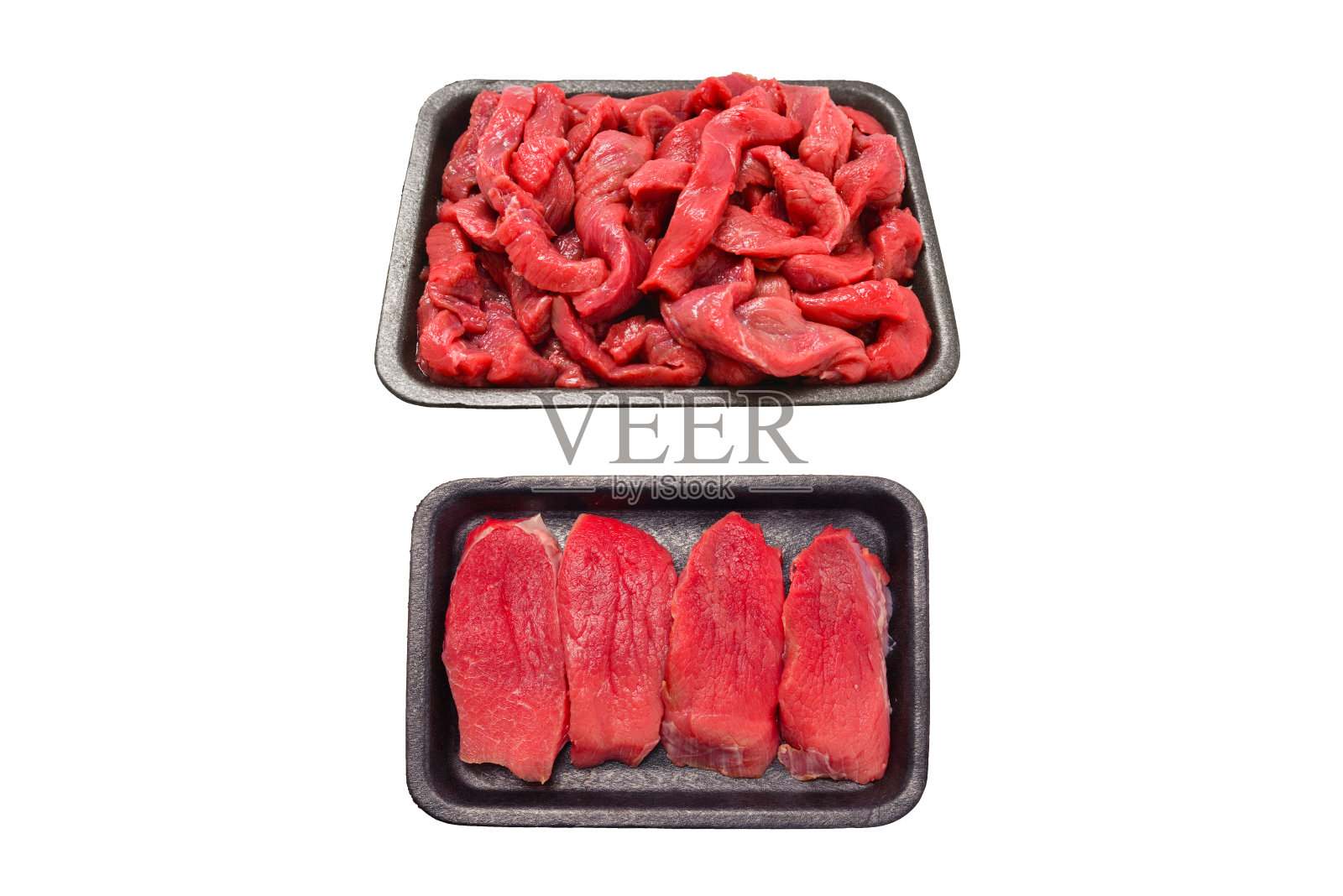 在白色背景上隔离的容器中的生小牛肉片。照片摄影图片