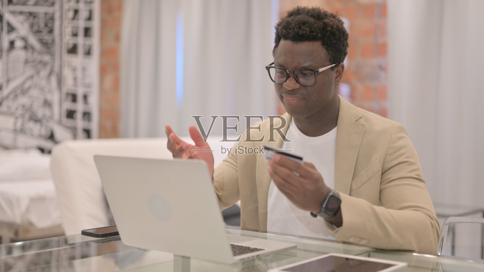 非裔美国人用笔记本电脑网购失败照片摄影图片