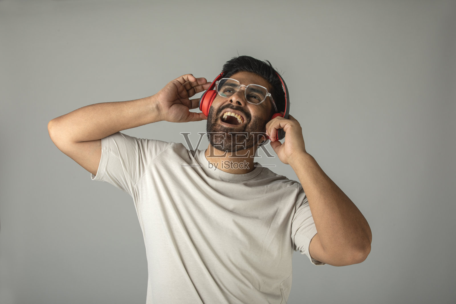 酷男在白色背景下听音乐照片摄影图片