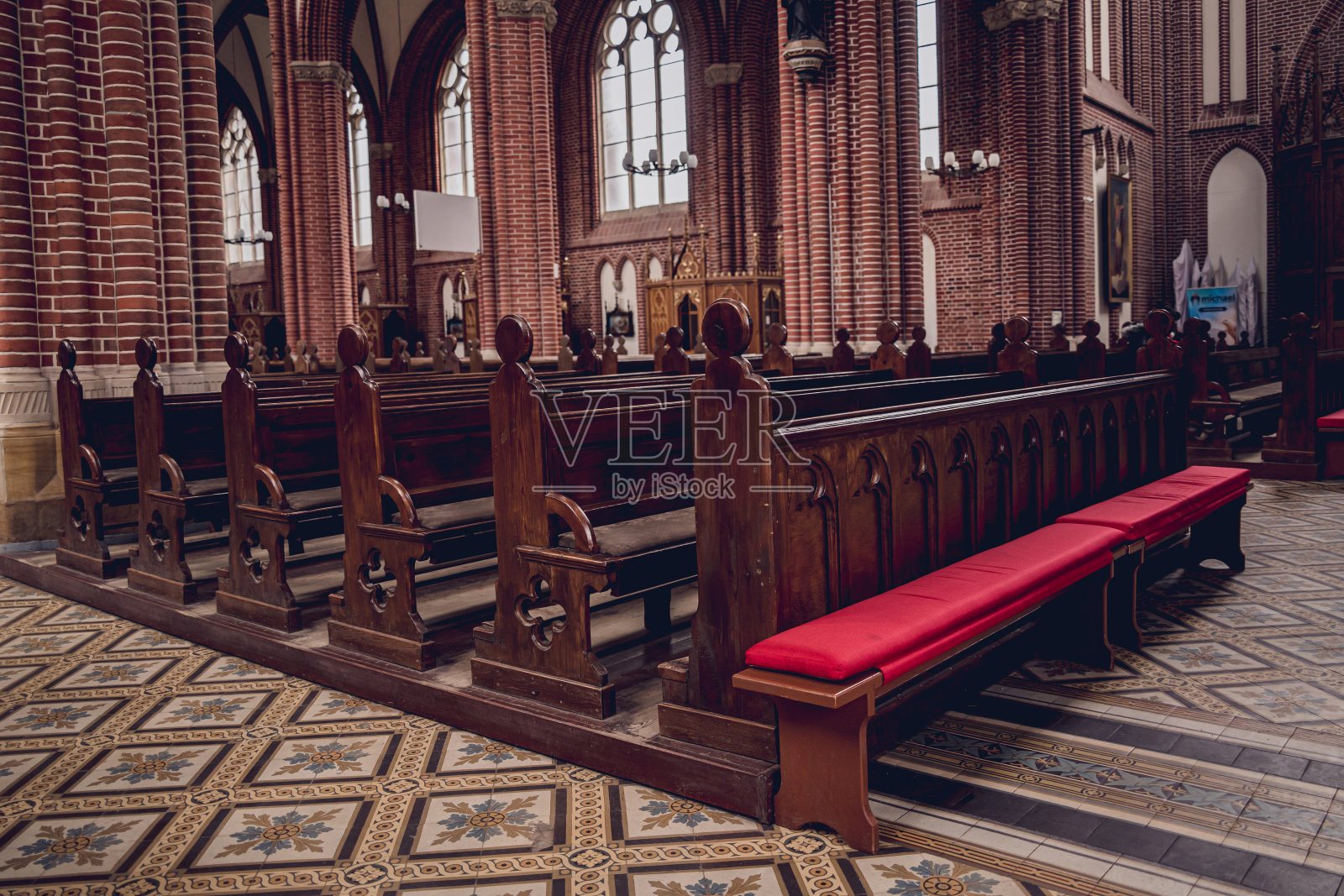 老欧洲天主教堂里一排排的教堂长凳。照片摄影图片