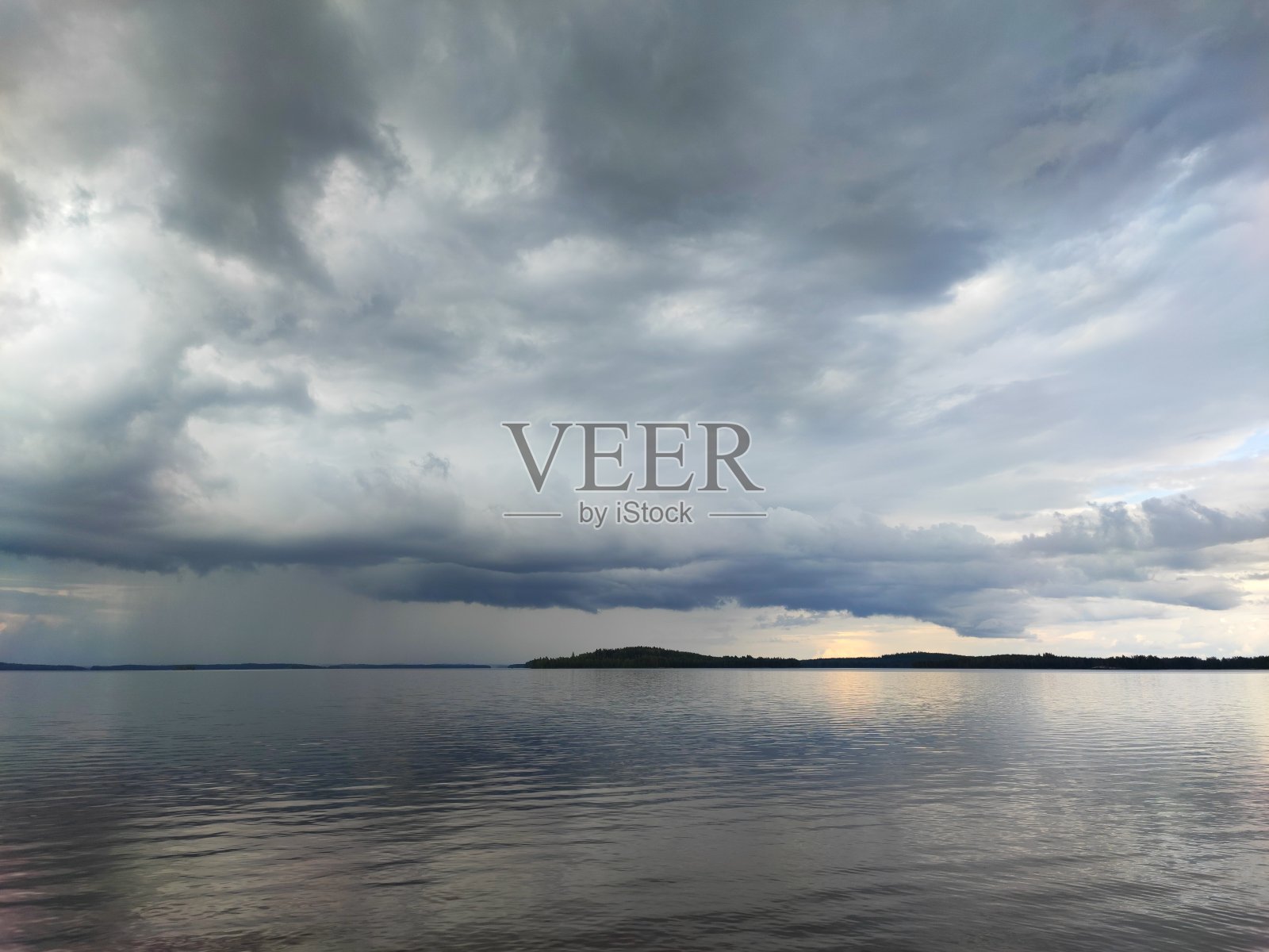 七月傍晚，塞马湖日落，云景壮观照片摄影图片