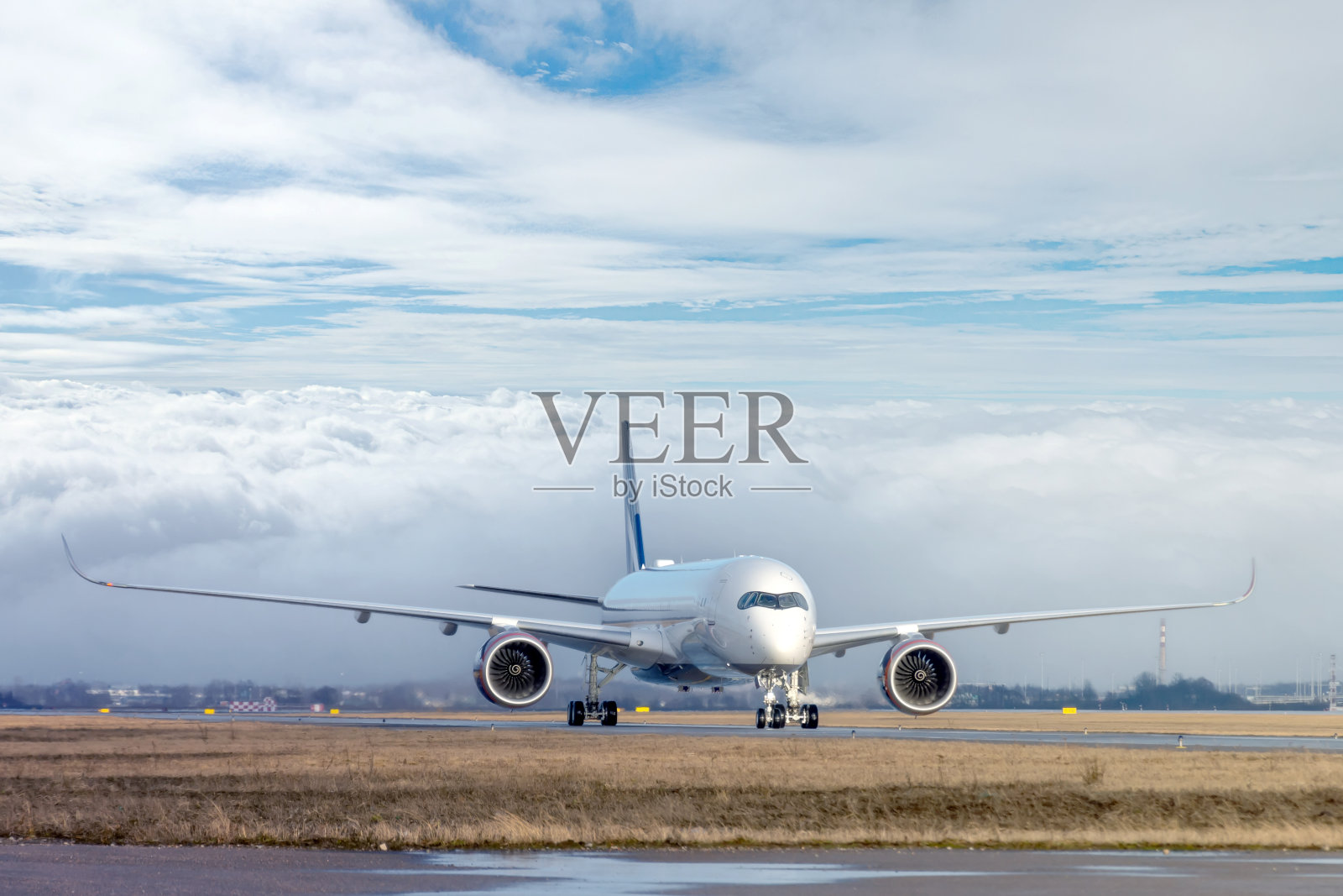 由于天气原因，一架客机因雾霾天气延误，正驶向跑道准备起飞。照片摄影图片