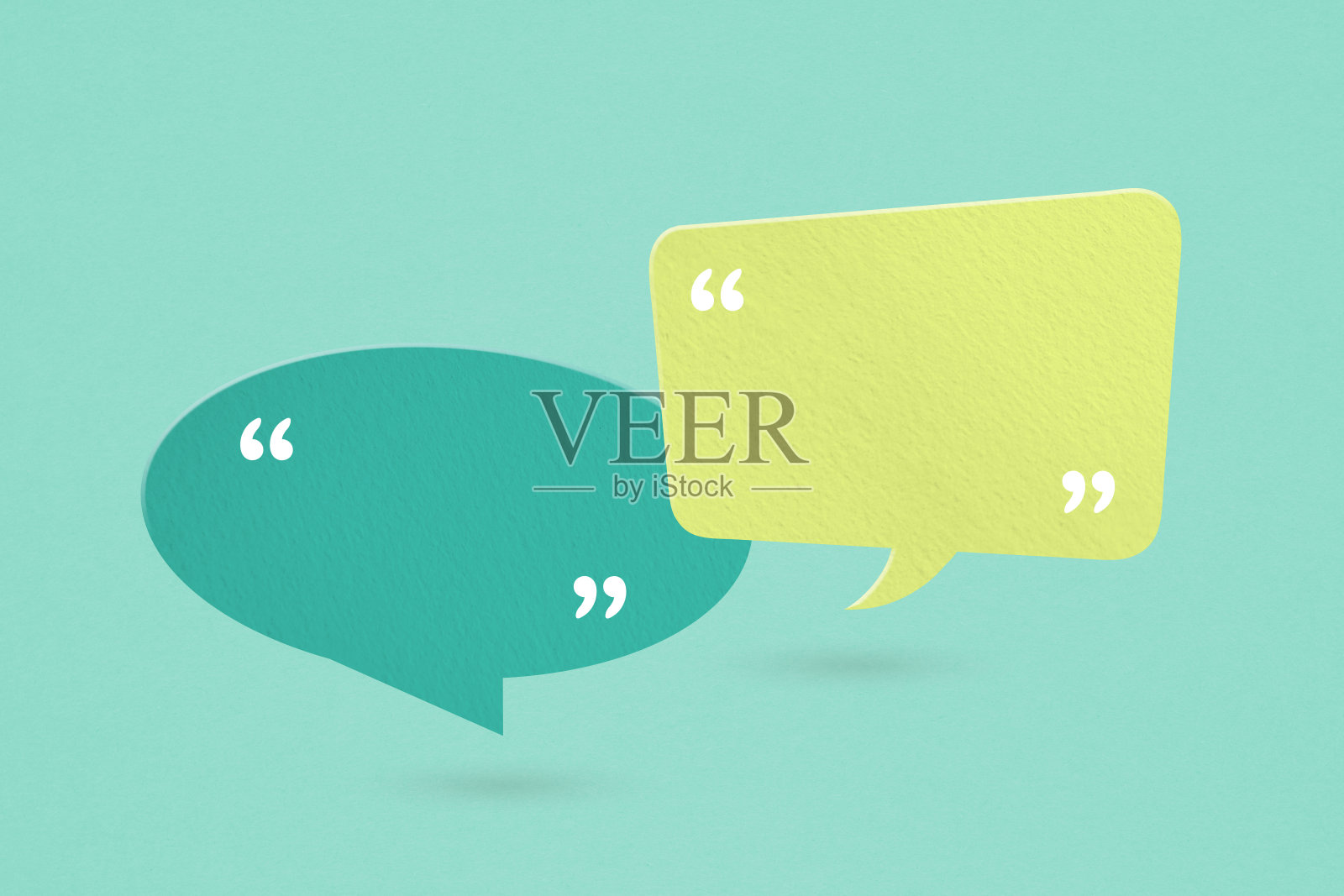 关于沟通和社交媒体的概念形象，客户反馈，空白通信浅绿色和深绿色的垃圾纸在粗糙的纸张纹理上带有报价标志的语音气泡照片摄影图片