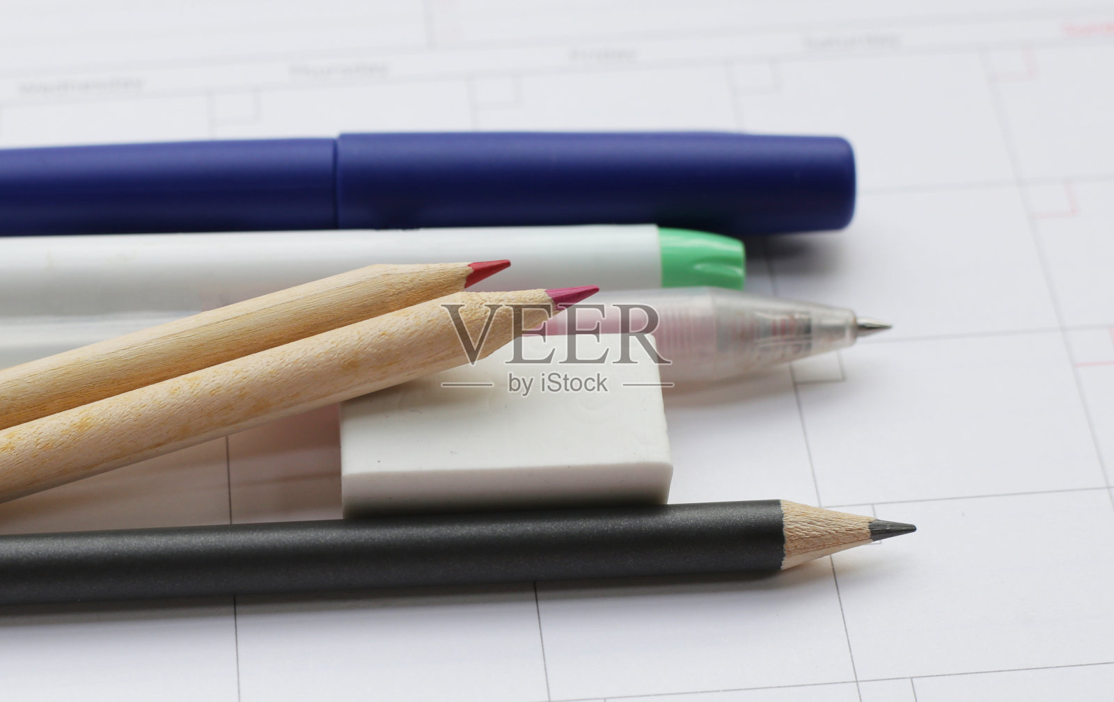 钢笔和铅笔在日历上。工作计划照片摄影图片