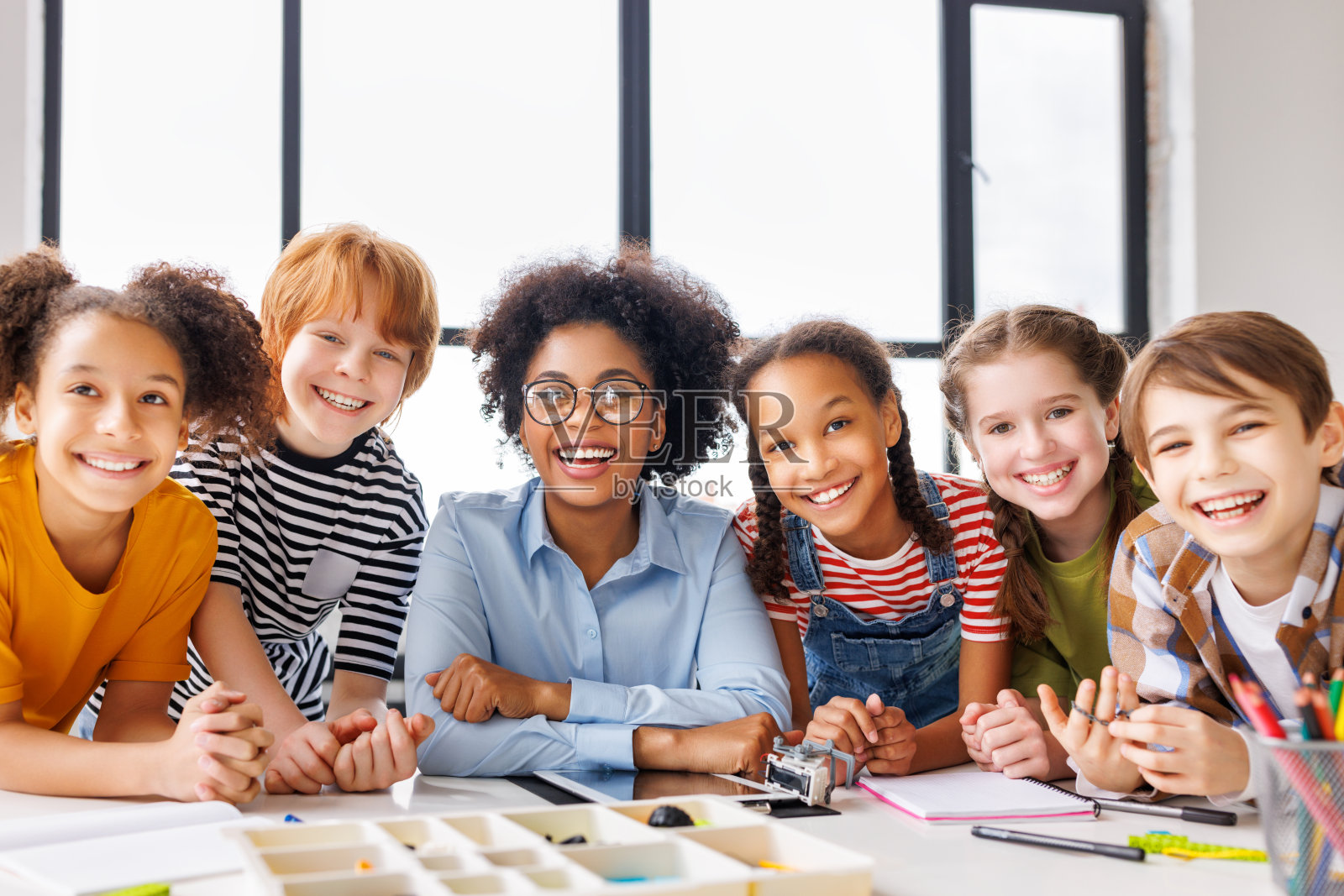 老师和学生上课时的合影照片摄影图片