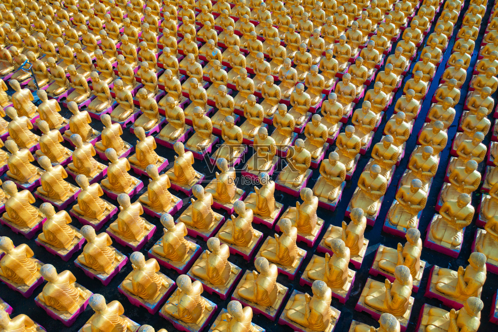 Phuttha Utthayan Makha Bucha Anusorn，佛教纪念公园，Nakhon Nayok，泰国宝塔是泰国曼谷附近的一座佛教寺庙，是一个城市城镇。旅游景点地标。照片摄影图片