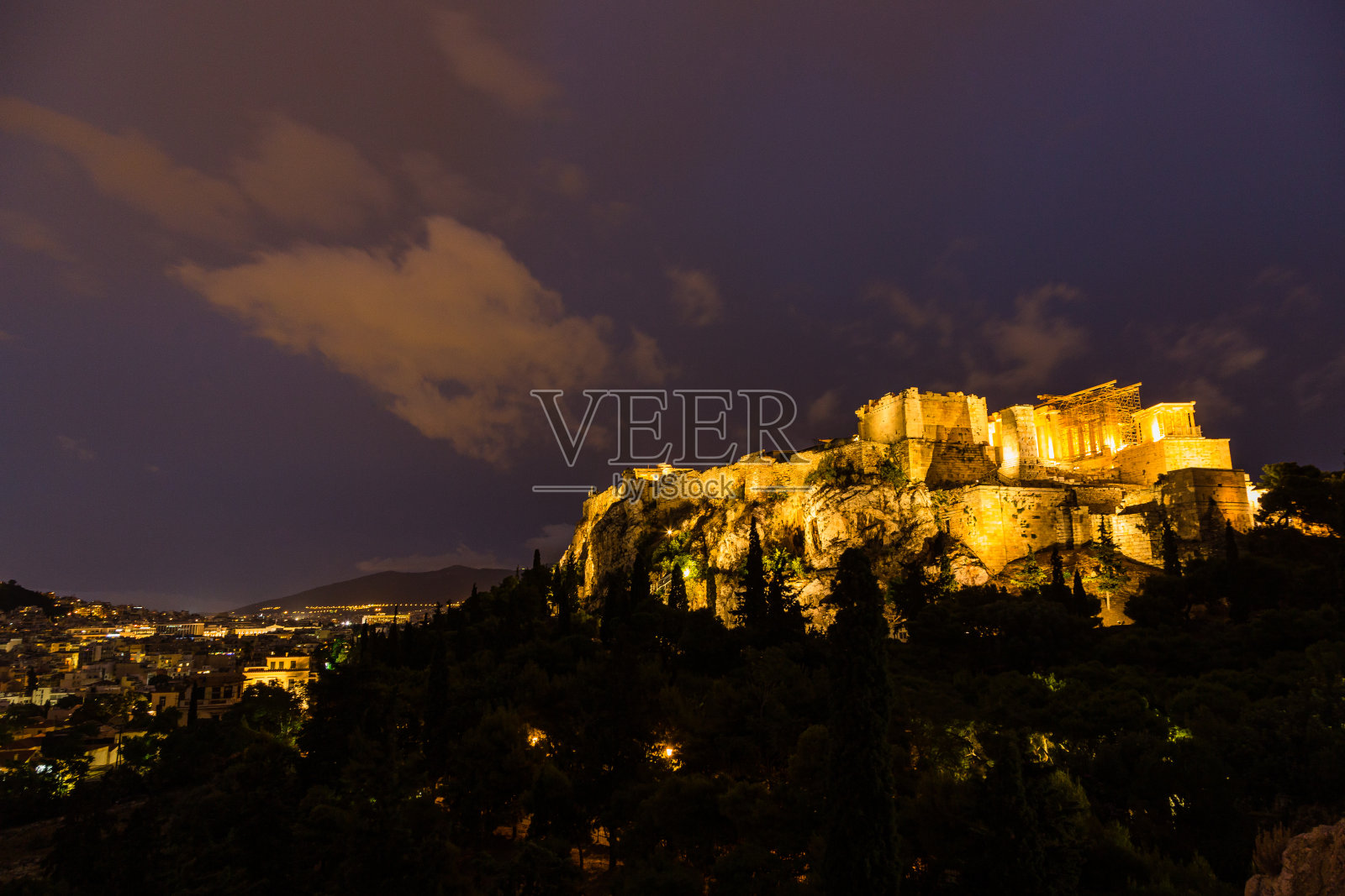 雅典卫城和帕台农神庙在夜晚从希腊雅典的阿略帕古斯山上俯瞰时灯火通明照片摄影图片