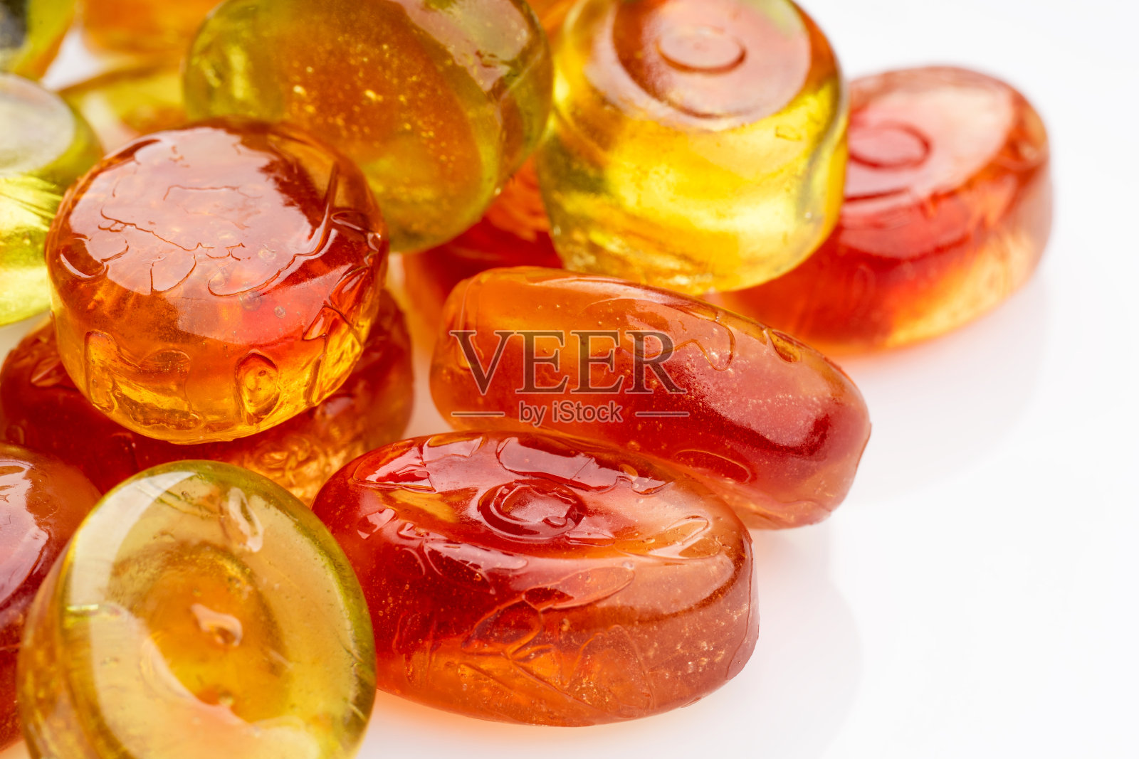 五颜六色的水果硬糖孤立在白色。棒棒糖，糖果，甜食照片摄影图片