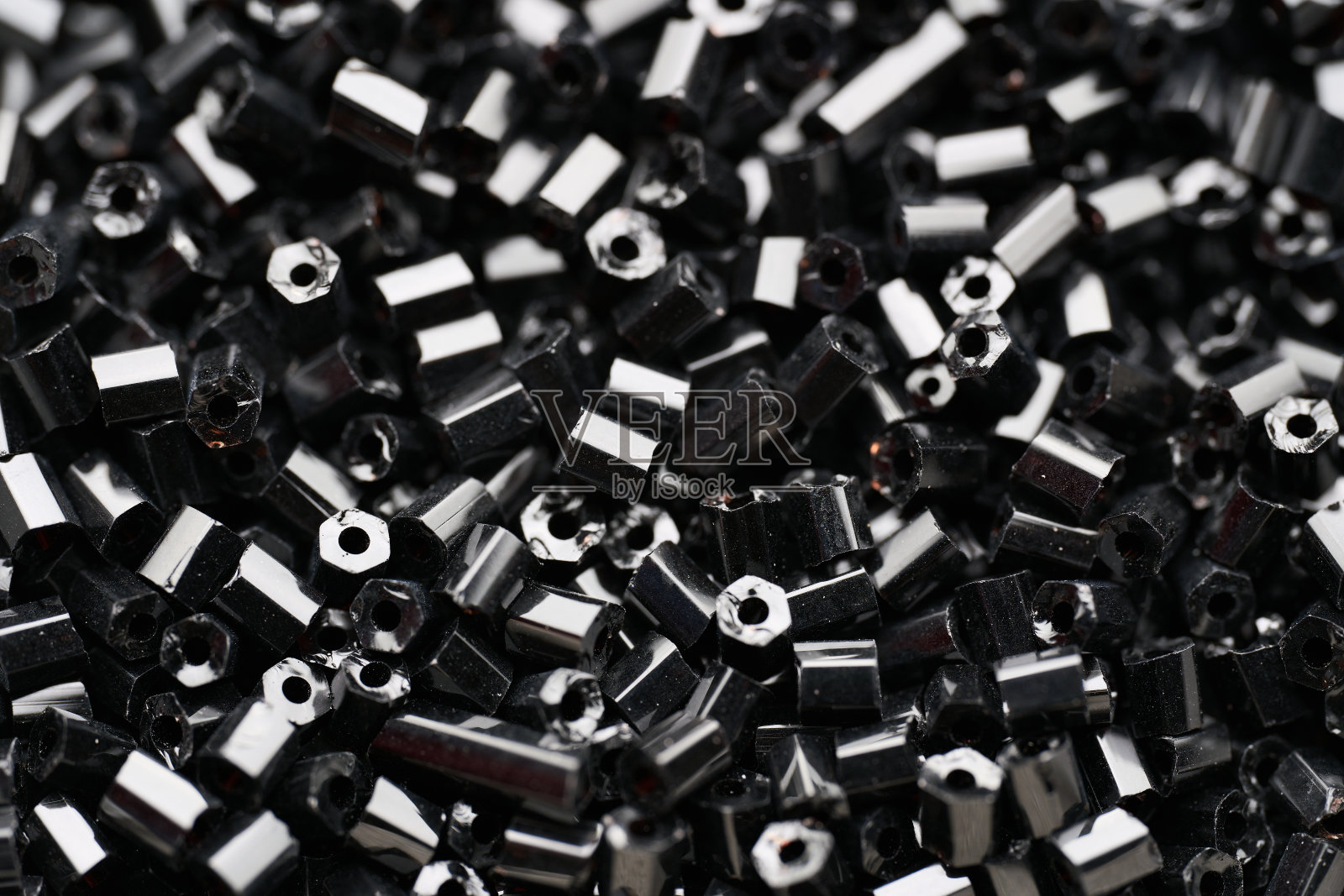 珠子。无缝图案与小装饰物。一堆珍珠。珠宝。照片摄影图片