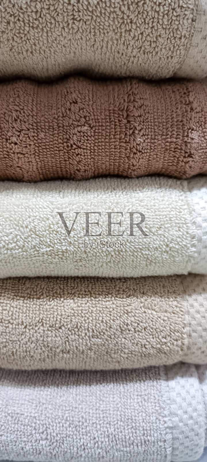 一堆浴巾陈列在架子上照片摄影图片