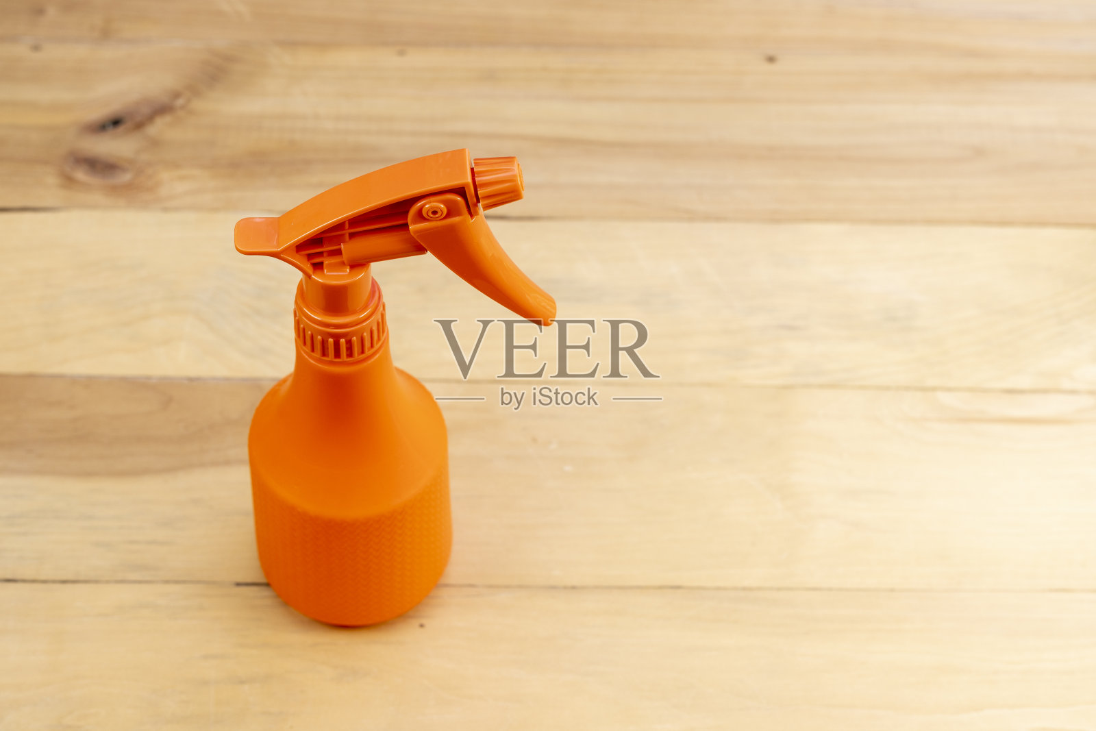 喷雾器瓶在木制背景与复制空间照片摄影图片