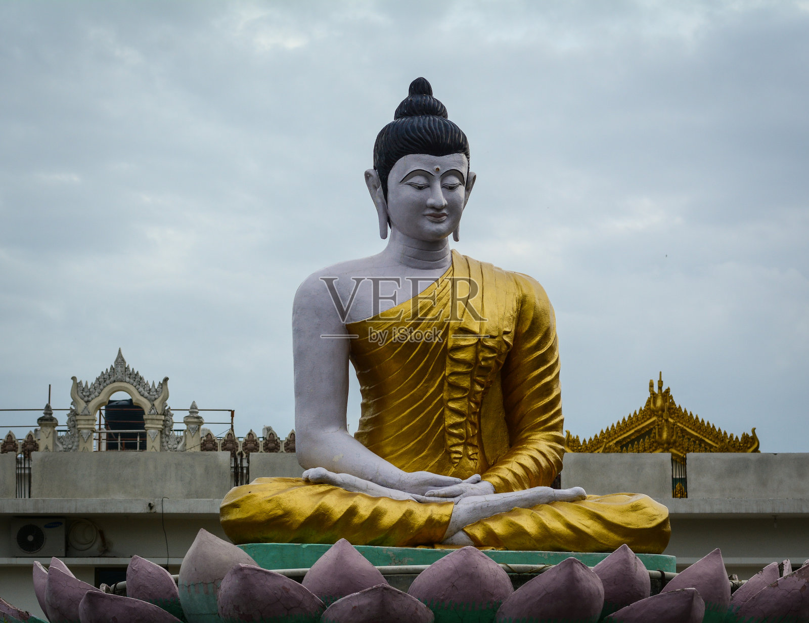 佛塔上的大佛雕像照片摄影图片