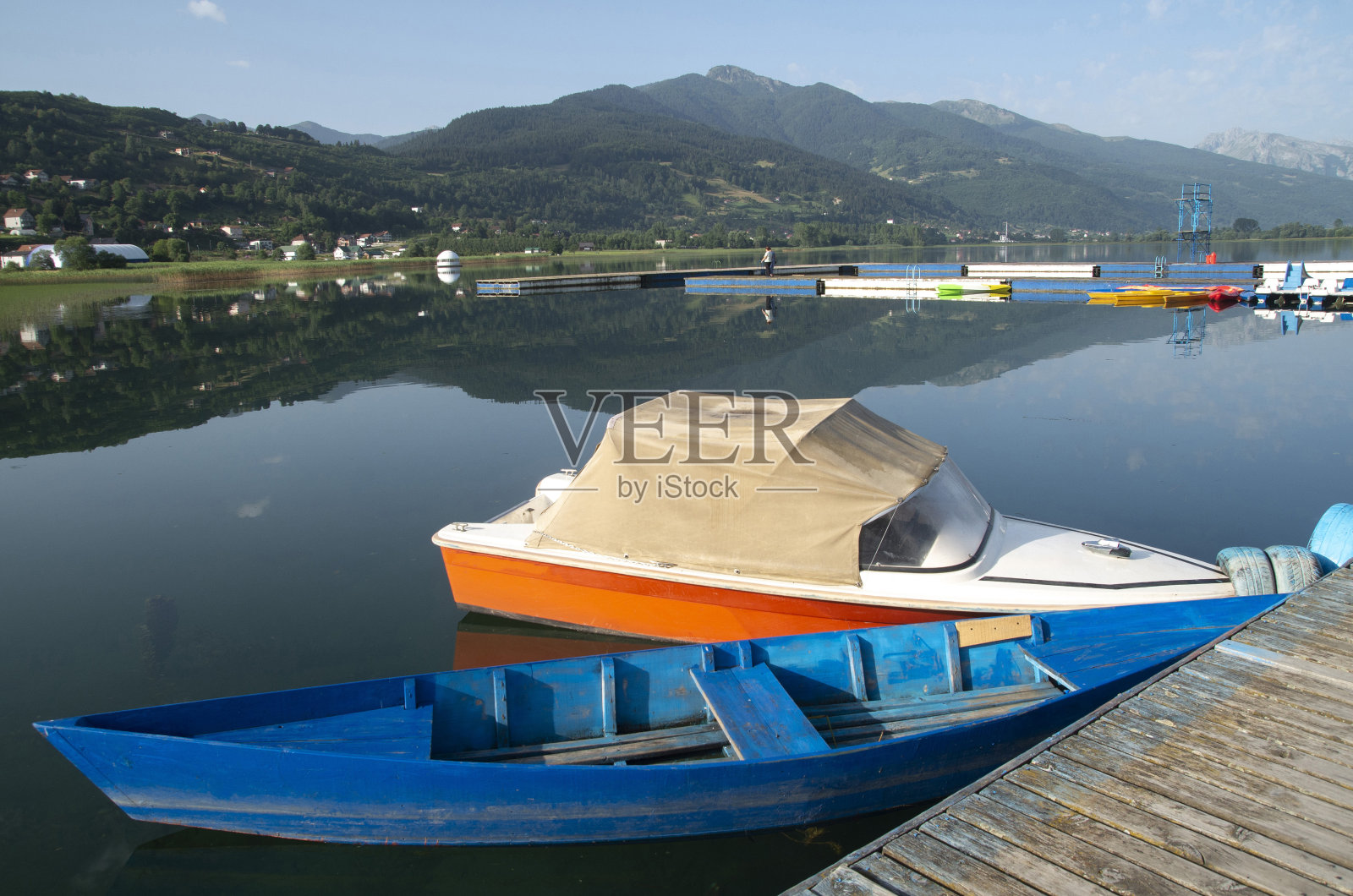 在欧洲的黑山，普拉夫湖有木制码头和小船，适合散步和娱乐照片摄影图片