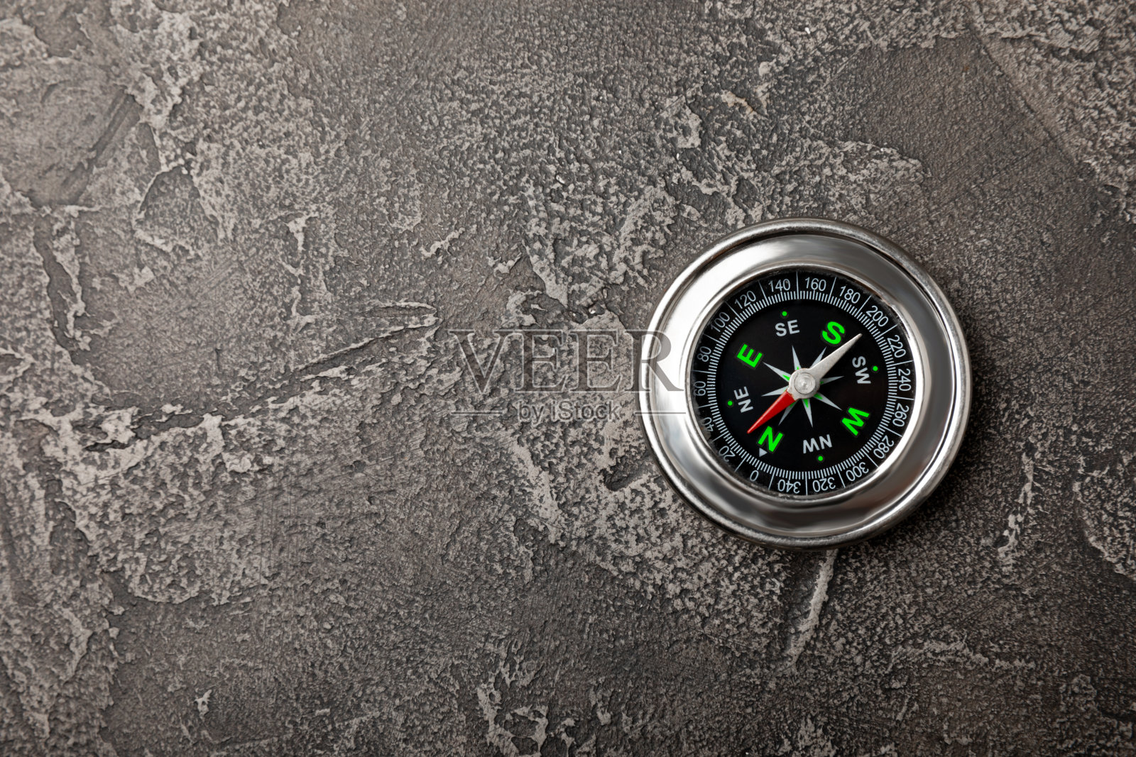 指南针上的木制复古背景作为旅游的象征。旅行概念与指南针和户外活动。经营理念和创新理念。副本的空间。照片摄影图片