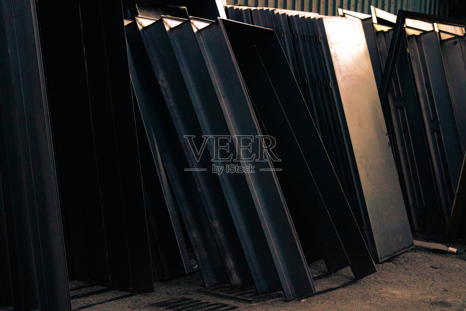 堆叠钢架。照片摄影图片