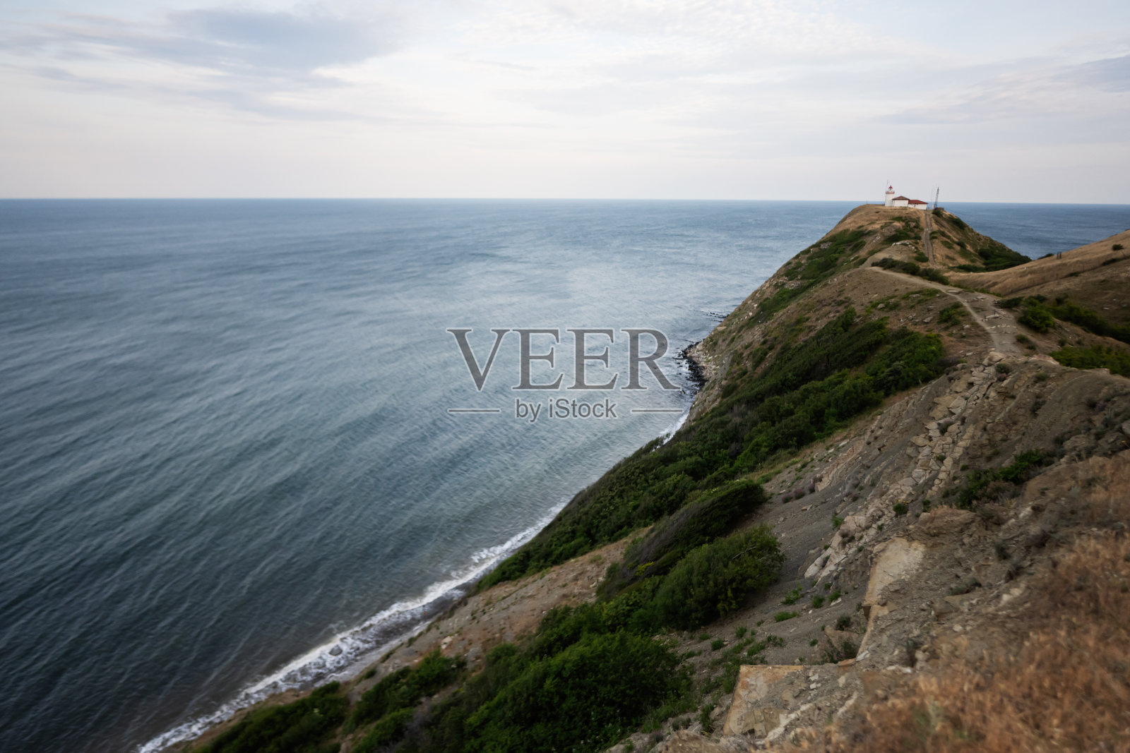 海口灯塔的鸟瞰图。保加利亚黑海海岸的埃米纳角。照片摄影图片