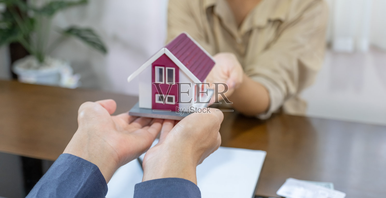 房地产经纪人和买家讨论签订商业合同、租赁、购买、抵押、贷款或家庭保险照片摄影图片