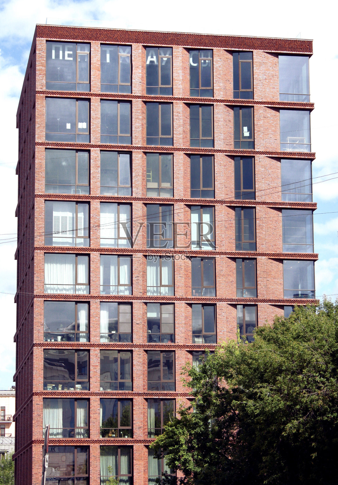 带有“Penthouse”标志的现代红砖建筑照片摄影图片