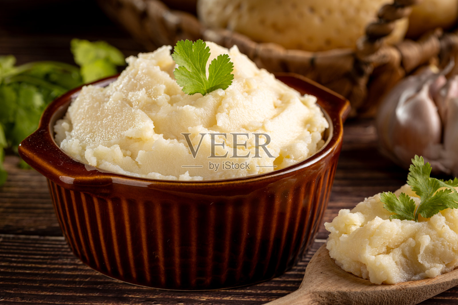 碗里的土豆泥。马铃薯泥。照片摄影图片