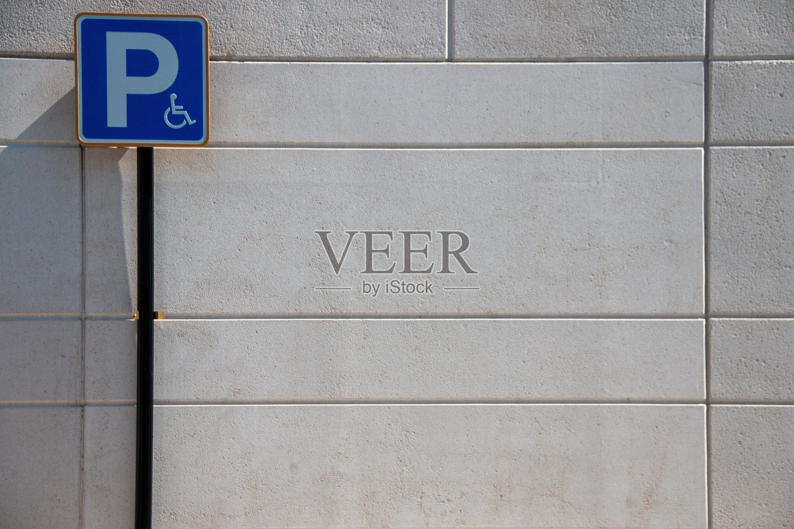 为残障人士设置标志，预留停车位和通往建筑物的坡道照片摄影图片