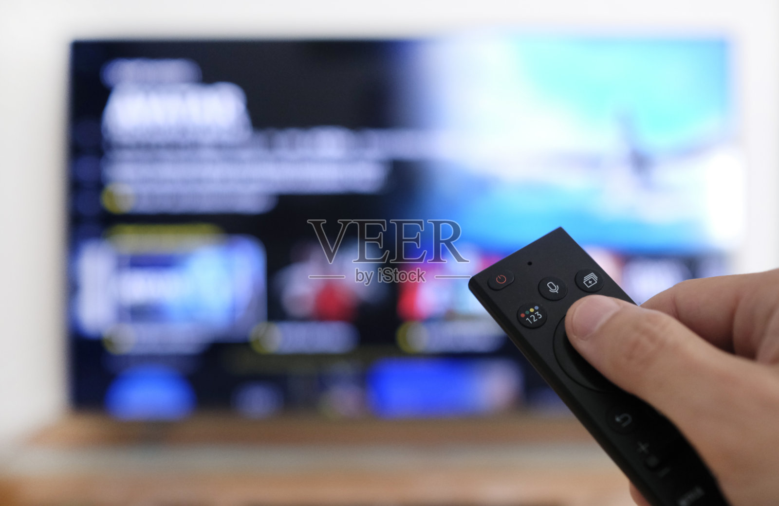 遥控器和电视屏幕照片摄影图片