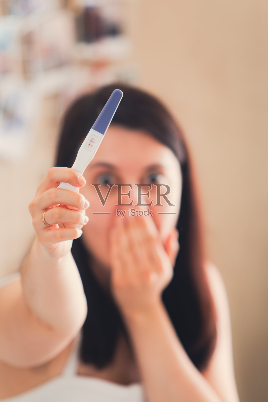 怀孕测试呈阳性的焦虑女性照片摄影图片