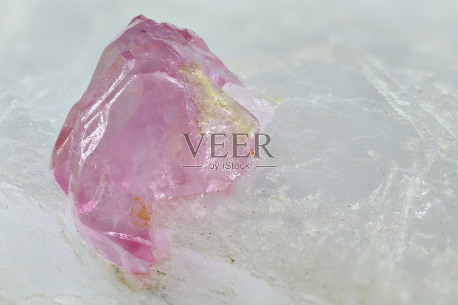 缅甸达陶矿方解石基质红宝石照片摄影图片