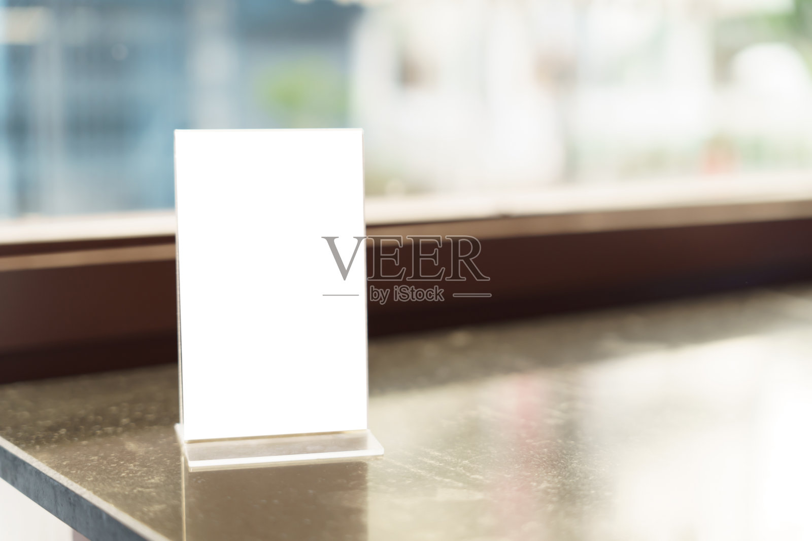 MenuÂ模拟空白文字营销推广。模拟菜单框架站在木桌上的餐厅空间的文字照片摄影图片