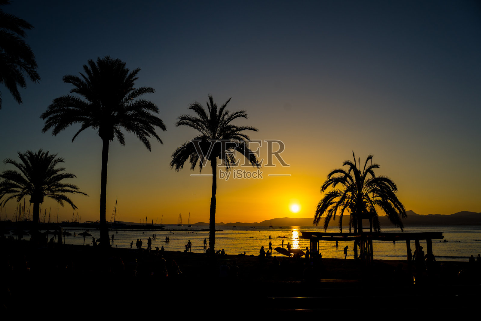 海滩上美丽的热带日落照片摄影图片