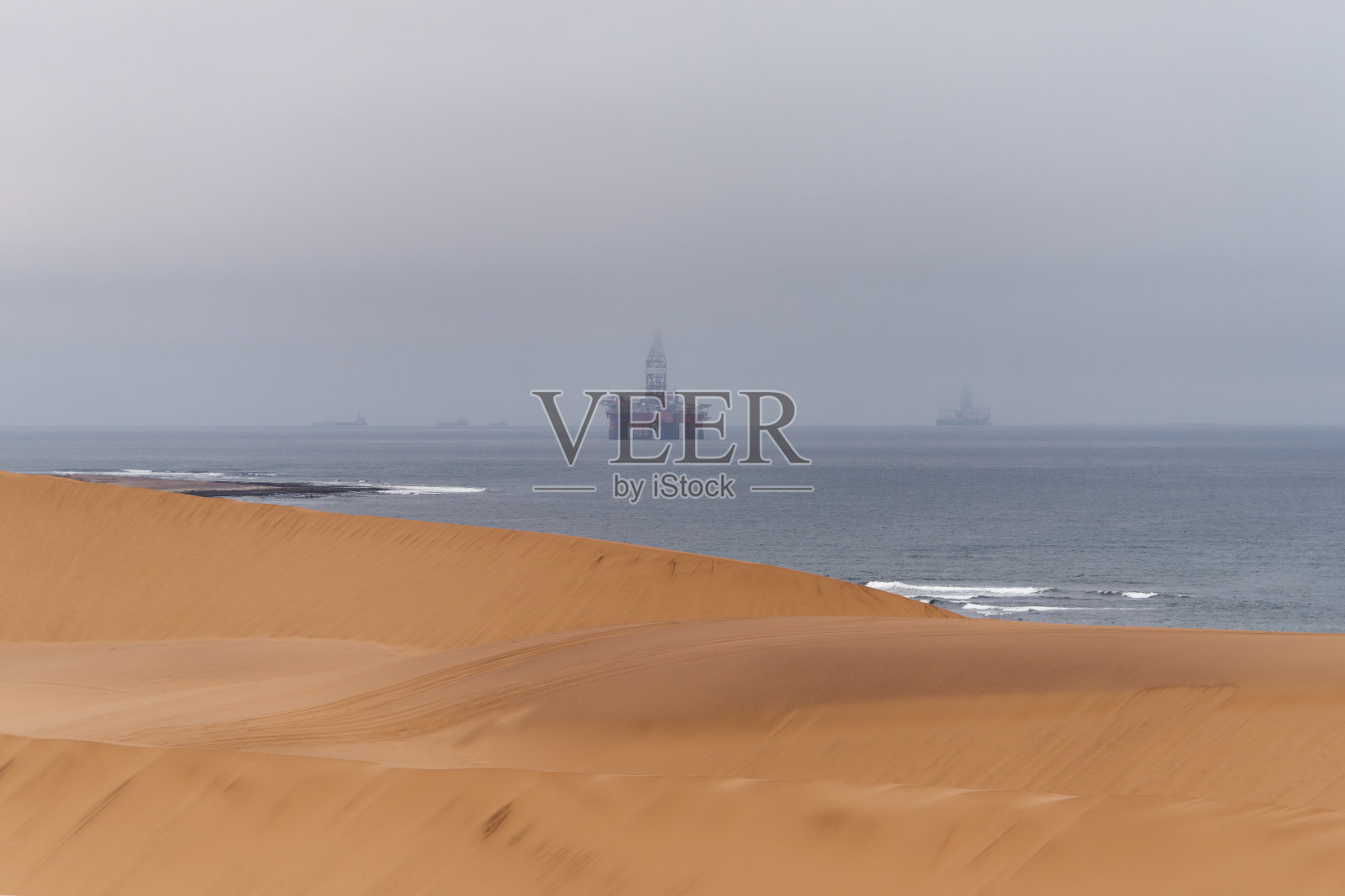 从纳米比亚斯瓦科普蒙德附近的纳米布沙漠海岸到大西洋的景色照片摄影图片