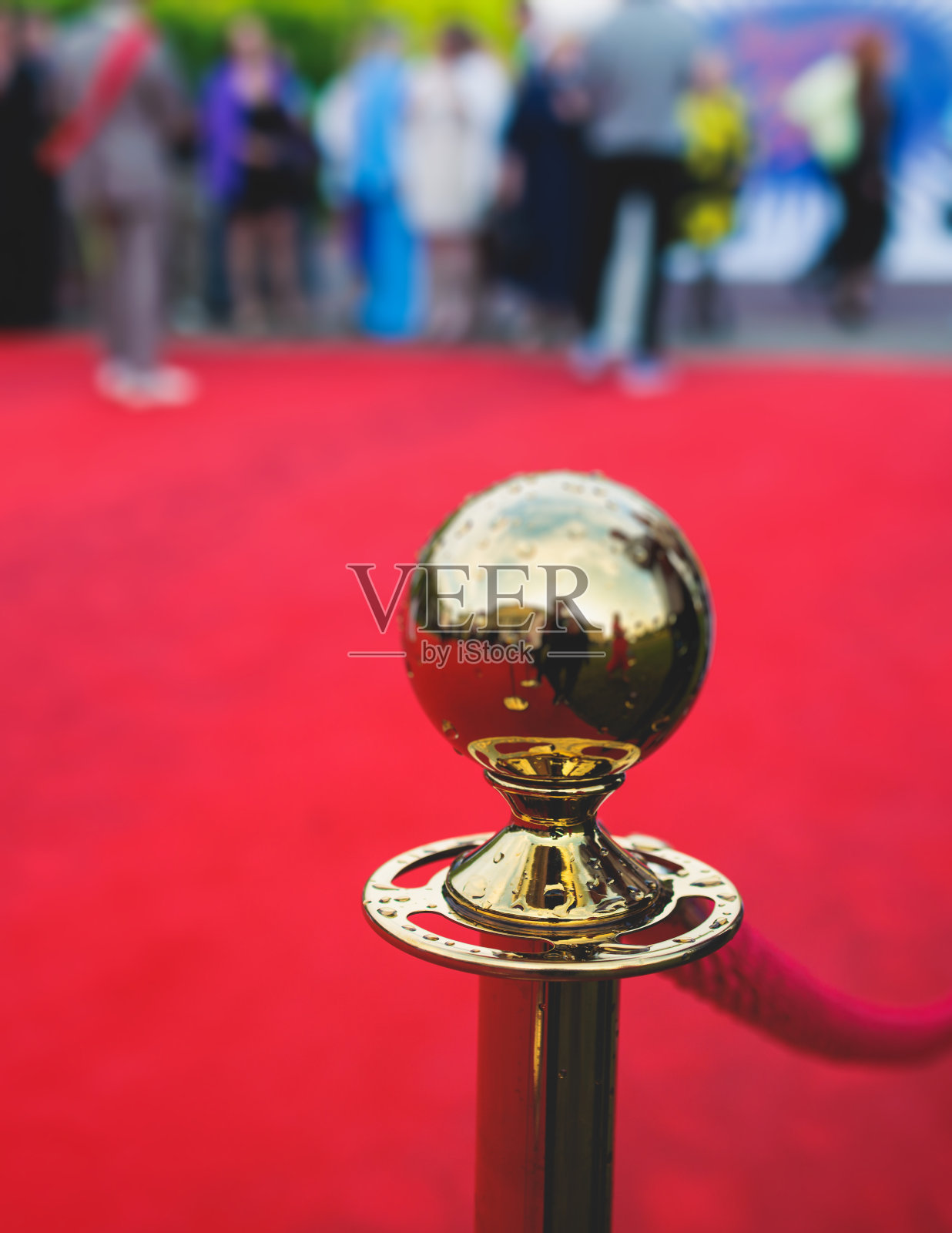 豪华派对入口系着绳索和金色护栏的红地毯，影院首映电影节活动颁奖盛典，贵客到场，户外装饰元素，夏日照片摄影图片