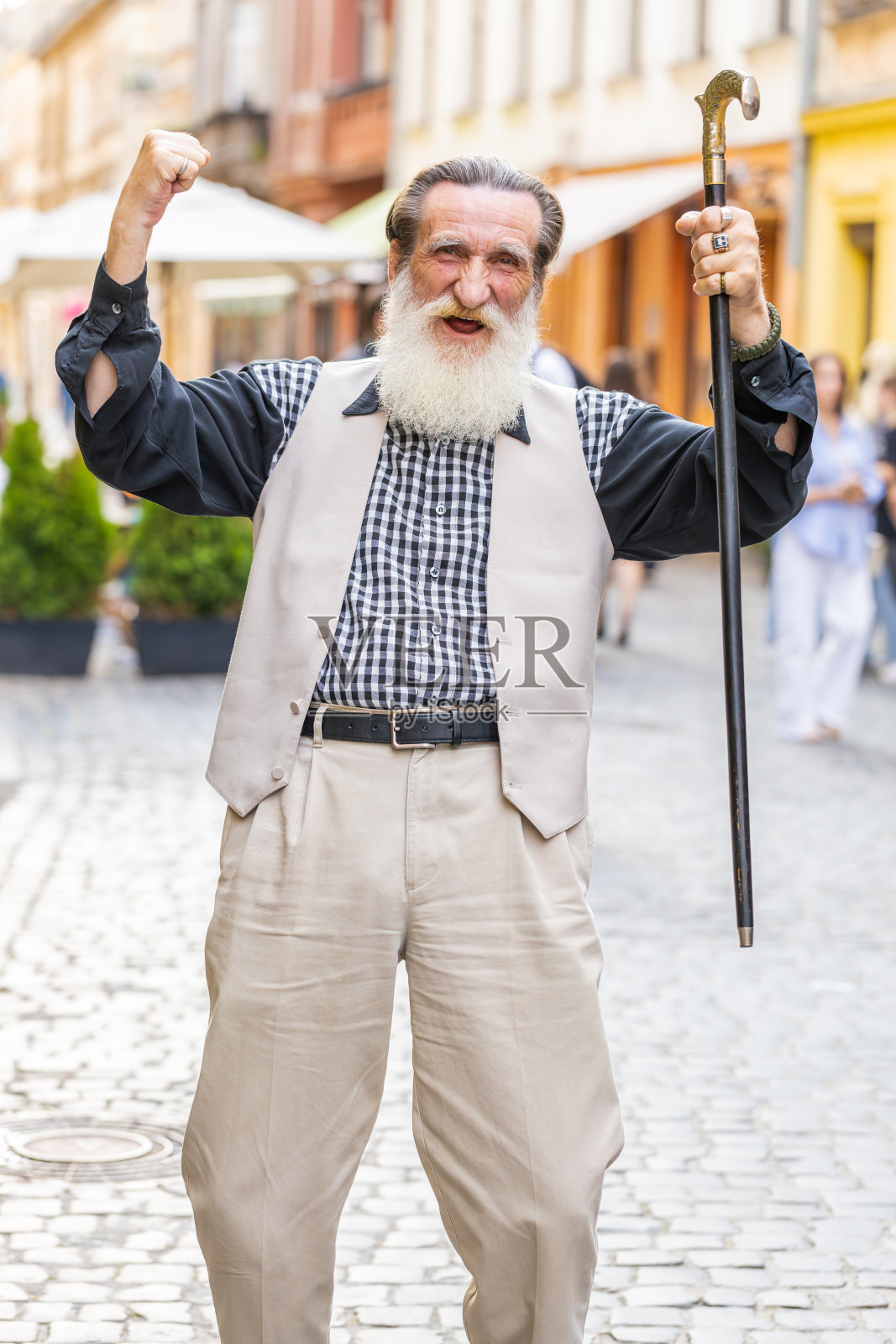 老爷们在城市街道上喊着，庆祝胜利、赢得目标、取得胜利的喜讯照片摄影图片