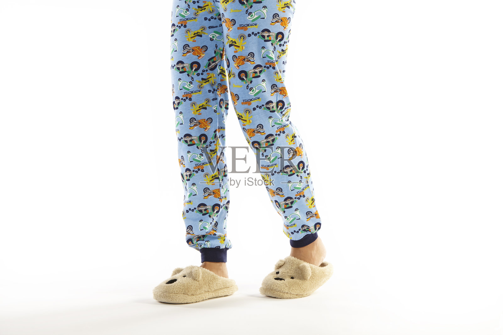 穿睡衣的男孩。白色背景。腿的细节。休闲晚装照片摄影图片