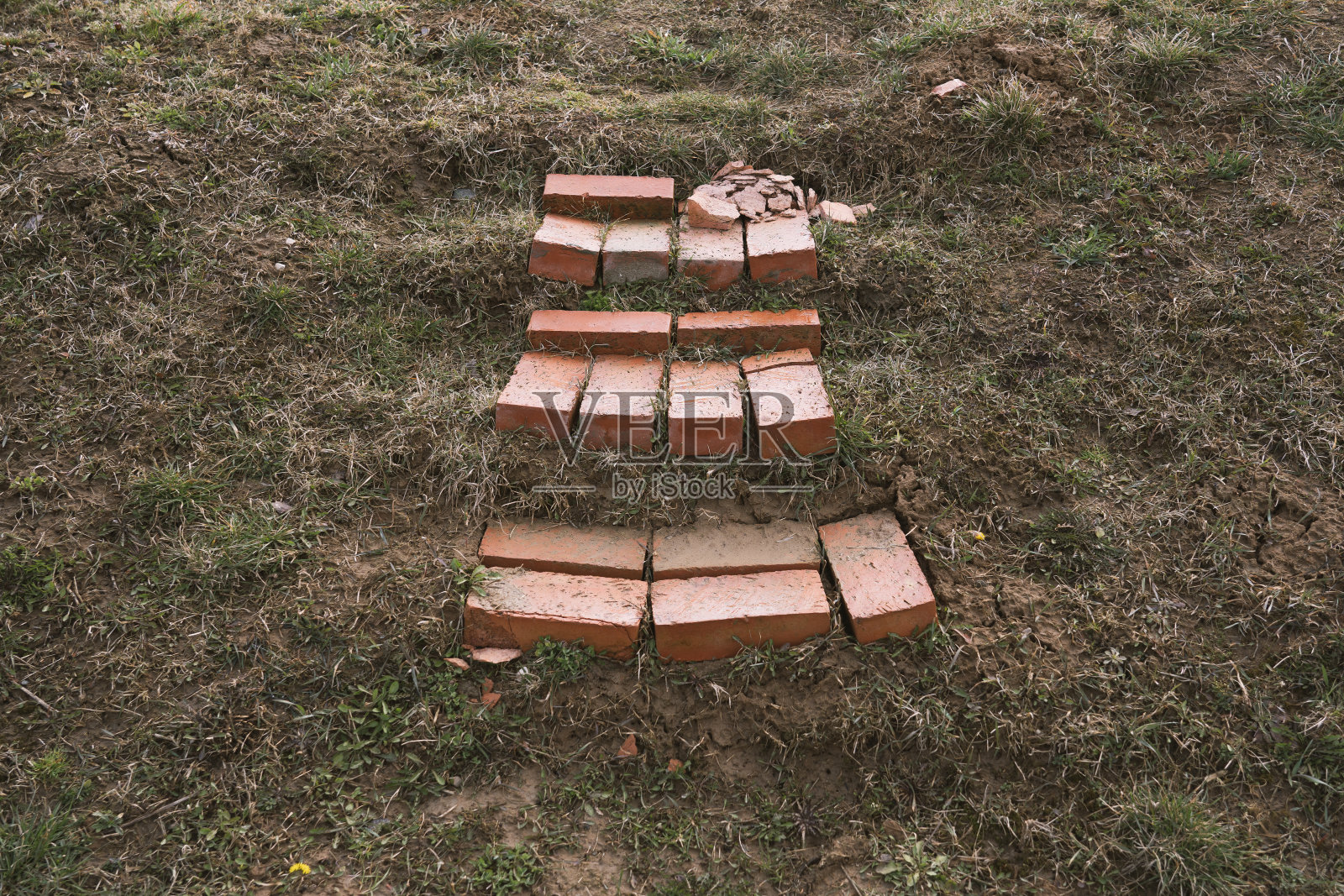 红色变形砖砌成的台阶铺在小山上。照片摄影图片